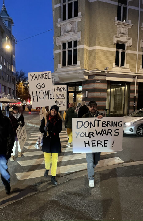FOR demonstrerer mot at USA benytter Norge i sin økende militære ekspansjon østover. "Don't bring your wars here USA"  