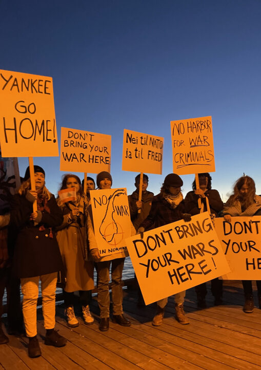 Spontandemonstrasjon mot et av verdens største hangarskip