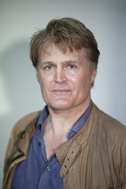 «Krigen i Ukraina kunne vært unngått – men vi nekter å lære» I norsk offentlighet har det vokst frem en retorisk refleks: enhver som stiller spørsmål ved Vesten og NATOs rolle i krigen i Ukraina, blir raskt avfeid som apologet for Kreml. Denne forenklingen er ikke bare intellektuelt uholdbar – den hindrer oss i å forstå hvordan krigen kunne vært unngått, og hvordan vi kan forhindre lignende konflikter i fremtiden. Det er ikke marginale stemmer som har advart mot NATOs ekspansjon og Vesten sin rolle i konflikten. Professor John Mearsheimer har i over et tiår argumentert for at NATO-utvidelse mot Russlands grenser ville føre til krig. William Burns, nå CIA-direktør, skrev allerede i 2008 som ambassadør til Russland at russiske ledere betraktet NATO-utvidelse som en "eksistensiell trussel". Allerede på 1990-tallet advarte George F. Kennan – arkitekten bak USAs innflytelsesrike containment-politikk – mot NATO-utvidelse. Han kalte det en «strategisk blunder av episke proporsjoner» og mente det ville provosere Russland og svekke muligheten for samarbeid i Europa. Professor Jeffrey Sachs har pekt på hvordan Vesten undergravde Minsk-avtalene. Når tidligere tyske og franske ledere i ettertid har innrømmet at avtalene aldri var ment å implementeres, men snarere å gi Ukraina tid til å ruste opp, må vi stille spørsmålet: hvilken rolle spilte Vesten i å blokkere diplomatiske løsninger? Også norske politikere har advart mot vestlig maktarroganse. Kåre Willoch, tidligere statsminister og Høyre-leder, uttrykte bekymring for Vesten sin ekspansjonspolitikk og manglende respekt for stormakters sikkerhetsinteresser. I et intervju med VG i 2016 sa han: "Vesten har et betydelig medansvar for det som skjer i Midtøsten nå" – og han trakk paralleller til hvordan vestlig politikk har bidratt til destabilisering i flere regioner. Seniorforsker Matthew Blackburn ved NUPI har påpekt hvordan krigen har skapt nye ideologiske prosjekter i Russland, og hvordan vestlig politikk – inkludert informasjonskrig og strategisk narrativbygging – har bidratt til å sementere frontene. Kaptein Amund Osflaten, hovedlærer ved Krigsskolen og doktor i russisk krigføring, har i Forsvarets Forum og Utenfilter.no advart om at Ukraina de facto har tapt krigen. Han beskriver Russlands strategi som en «kvern» som forbruker enorme ressurser, der Russland har overtaket gjennom industriell kapasitet og rekruttering. Osflaten stiller et moralsk spørsmål ved Vestens strategi: "Vi lar ukrainerne kjempe en krig de ikke kan vinne, og risikerer å utrydde en hel generasjon unge menn." Dette er ikke en støtte til Russland – det er en advarsel mot å forlenge lidelsen i en krig som ikke har noen realistisk militær løsning. Også fra ukrainsk hold har det kommet kritiske røster. Tidligere statsminister Yulia Tymoshenko har advart mot det hun kaller en «kolonial modell», der vestlige aktører har fått for stor innflytelse over Ukrainas indre anliggender. Når slike bekymringer kommer fra landets egne ledere, bør vi lytte. Kemal Derviş ved Brookings Institution har stilt et ubehagelig spørsmål: ønsker Vesten egentlig en inkluderende verdensorden – eller er målet å svekke Russland permanent? Han advarer mot å straffe hele det russiske folket, da det kan drive Russland tettere mot Kina og forsterke globale skillelinjer. Å analysere hvordan Vesten bidro til å fremprovosere krigen, betyr ikke at man støtter invasjonen. Det betyr at man tar historien og diplomati på alvor. I et opplyst samfunn burde det være en selvfølge at vi skiller mellom «forklaring»og «forsvar» – mellom «analyse» og «apologi». Når begreper som "Putinist" brukes for å diskreditere kritiske røster, erstattes argumenter med mistenkeliggjøring. Det er en form for moralsk panikk som hindrer nyanser og innsikt. I stedet for å møte kritikk med fakta, møtes den med forakt – og dermed forsvinner muligheten for læring. Norge er en NATO-stat. Vår sikkerhetspolitikk formes av alliansens strategier, og vår offentlige debatt må derfor tåle kritisk refleksjon. Hvis vi ikke våger å stille spørsmål ved NATOs rolle i denne krigen, risikerer vi å bli medskyldige i fremtidige konflikter – ikke fordi vi ønsket det, men fordi vi valgte å tie.